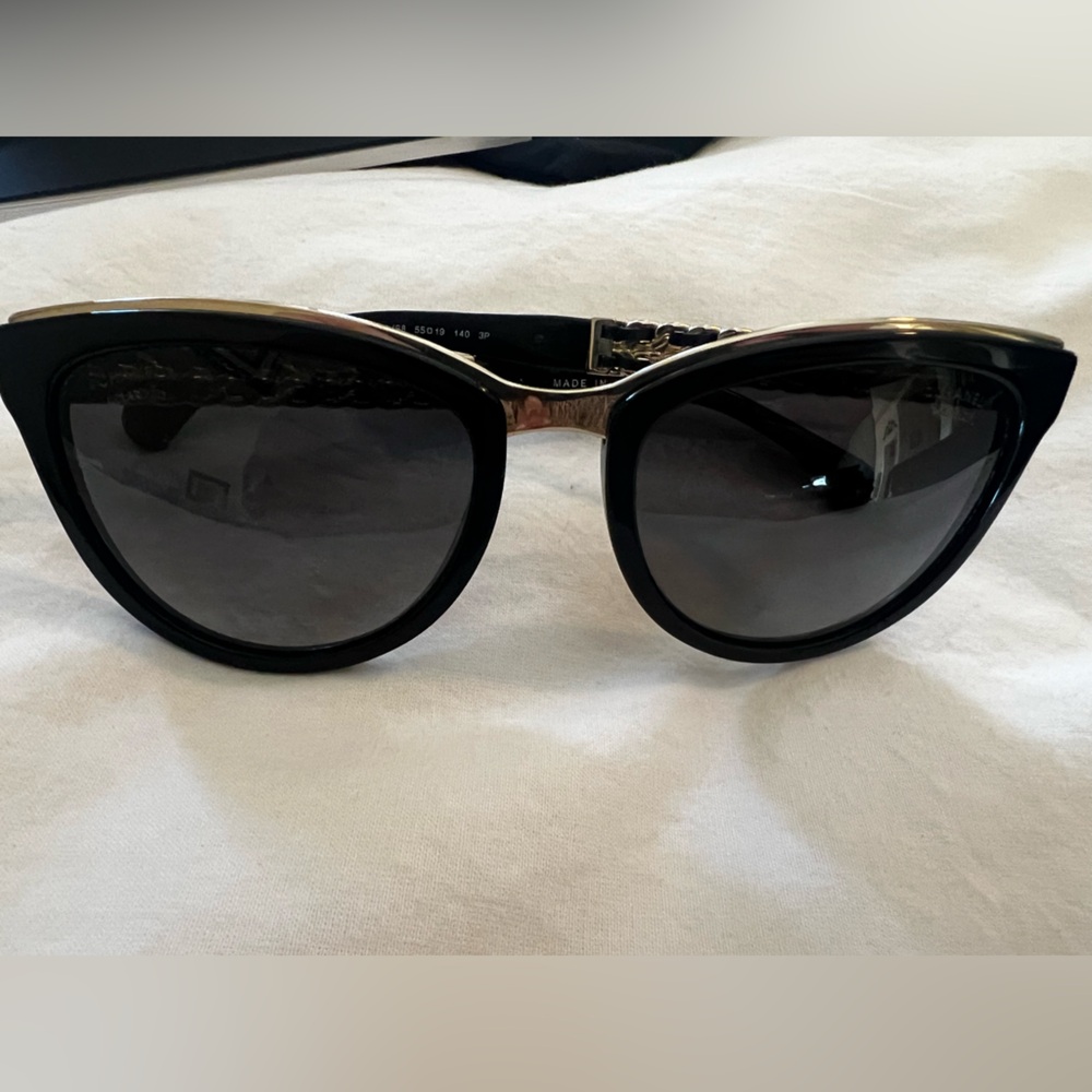 CHANEL Black Sunglasses with Matte Frames and Metal Bridge